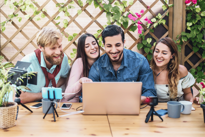 2 jeunes hommes et 2 jeunes femmes heureux importent une vidéo sur youtube